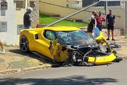 Lấy xe đi thay nhớt, nhân viên tông hỏng Ferrari 296 GTB