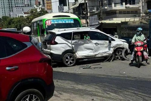Khoảnh khắc ôtô con 'phóng như bay' ở Đồng Nai