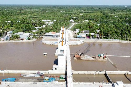 Vận hành tạm thời cống ngăn mặn 500 tỷ đồng ở Sóc Trăng