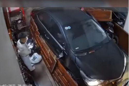 Tai nạn giao thông mới nhất 17/2/2025: ôtô đâm sập cửa nhà, cuốn người vào gầm
