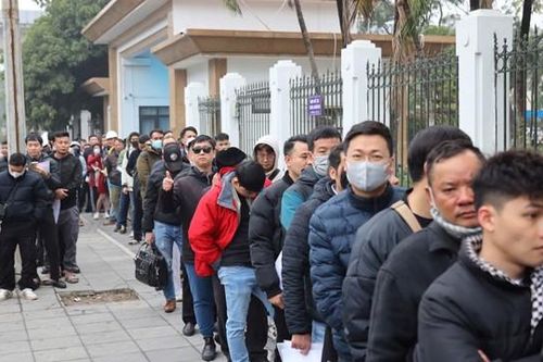 Hà Nội: người dân xếp hàng dài chờ đổi bằng lái xe
