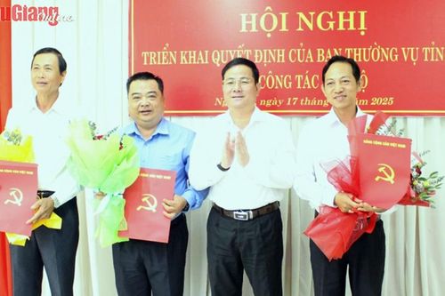 Trưởng ban Dân vận Thành ủy nghỉ hưu trước tuổi; điều động Giám đốc Sở nhận nhiệm vụ mới