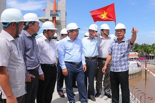 Vận hành cống ngăn mặn bờ nam sông Hậu tại Sóc Trăng