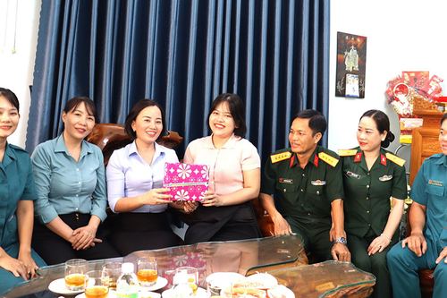 Những cô gái tình nguyện nhập ngũ