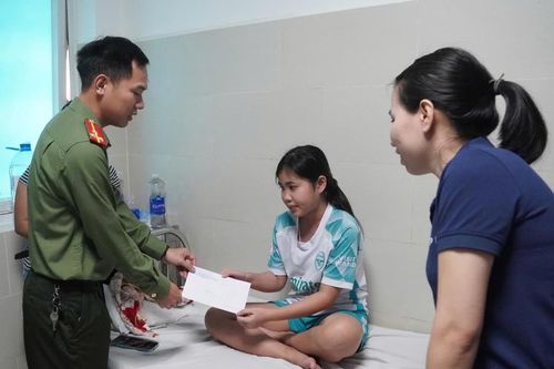 Tuổi trẻ Đà Nẵng tặng quà bệnh nhi có hoàn cảnh khó khăn