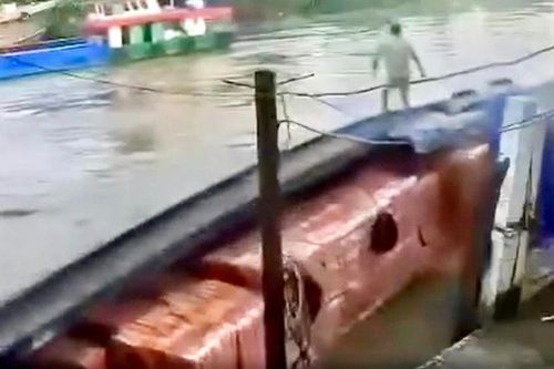 Hậu Giang: Chìm ghe chở gạch trên kênh xáng Xà No, 1 người mất tích
