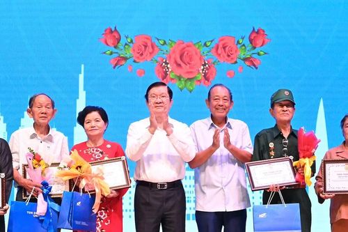 Hơn 800 cựu tù chính trị và tù binh TPHCM họp mặt đầu năm mới
