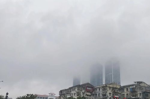 Nhiều tòa nhà ở Hà Nội 'biến mất' trong màn sương dày đặc
