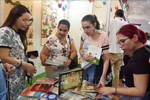 Sách Việt Nam thu hút bạn đọc tại Hội chợ sách quốc tế La Habana