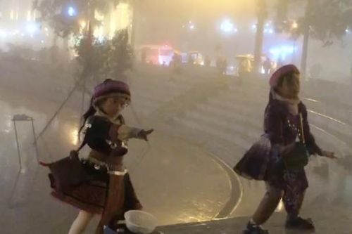 Trẻ em mặc trang phục dân tộc nhảy nhót để xin tiền, lãnh đạo thị xã Sa Pa nói gì?