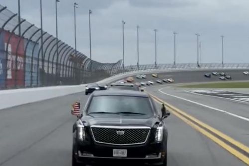 Chiếc 'Quái thú' chở ông Trump xuất hiện và chạy trên đường đua Daytona 500