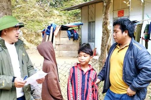 Băng rừng, vượt núi vào bản 'kéo' học sinh trở lại trường