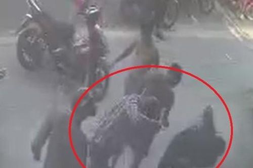 CLIP: Thanh niên bị đánh 'hội đồng' giữa đường sau va chạm giao thông ở Bình Dương