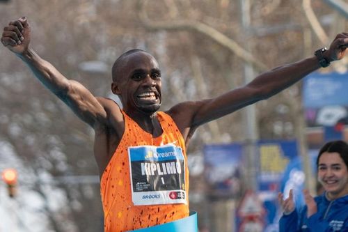 Jacob Kiplimo phá sâu kỷ lục bán marathon thế giới, bước nhảy vĩ đại trong lịch sử