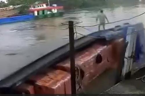 Chìm ghe chở gạch, một người mất tích