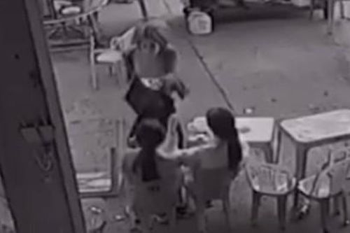 Xôn xao clip phụ huynh đá vào mặt nữ học sinh