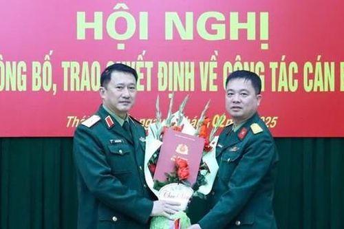 16 cán bộ Quân khu 1 nhận quyết định điều động, bổ nhiệm, nghỉ công tác và nghỉ hưu