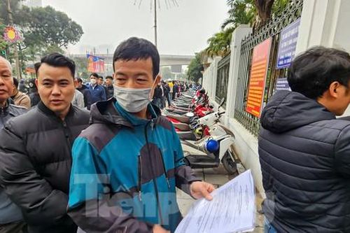 Đông nghịt người xếp hàng dưới trời rét căm căm đổi bằng lái xe