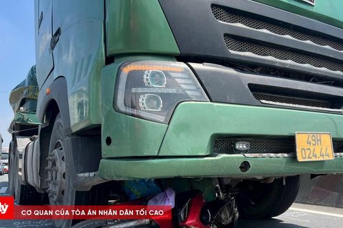 TP.HCM: Xe máy lọt vào gầm xe đầu kéo rồi bị kéo lê 15m trên đường