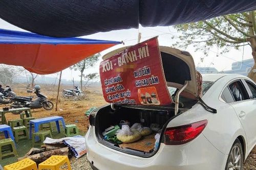 Lái ô tô đi bán xôi, bà mẹ 3 con tiếp ngàn lượt khách mỗi ngày