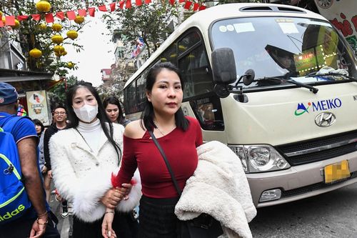 Ô tô trên 16 chỗ nườm nượp khắp phố cổ Hà Nội