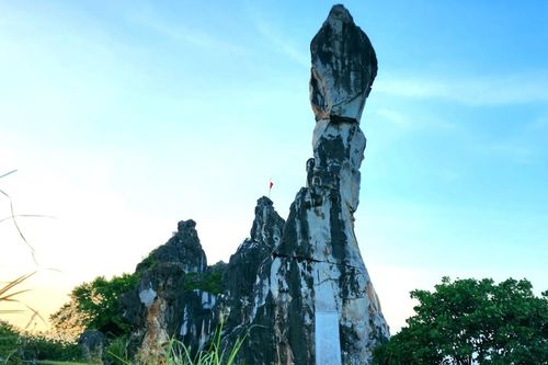 Chi 17 tỷ đồng gia cố 'hòn Vọng Phu' hai lần bị sét đánh