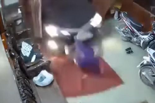 Ô tô đâm sập cửa nhà dân ở Thái Nguyên, cuốn người đàn ông vào gầm