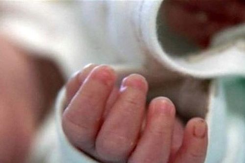 Bé gái 5 tháng tuổi tử vong bất thường ở Hà Nội
