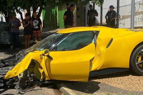 Nhân viên showroom lái siêu xe Ferrari 296 GTB đi thay nhớt gây tai nạn nặng