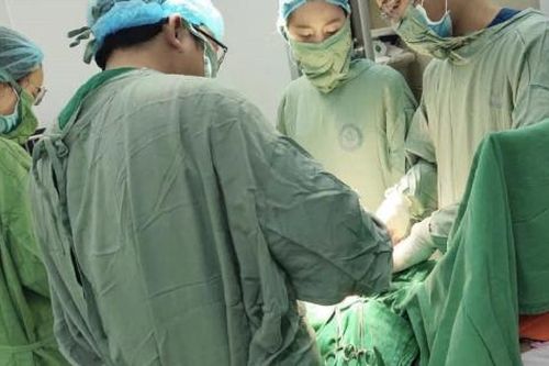 Cứu sống sản phụ người nước ngoài bị vỡ tử cung nguy kịch