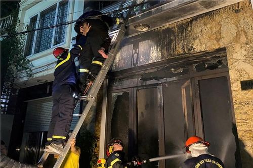 Giải cứu cụ già 94 tuổi và 3 người khỏi đám cháy lúc rạng sáng