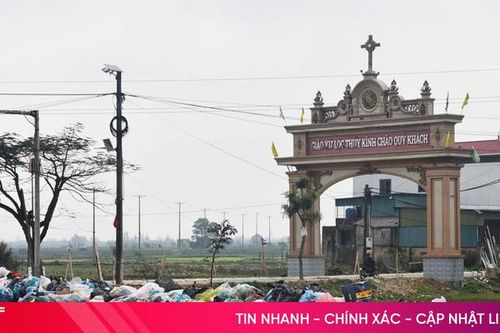 Rác 'án ngữ' cổng làng ở Thạch Hà