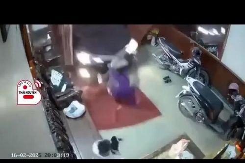 Cận cảnh ôtô đâm thẳng vào nhà dân tại Thái Nguyên