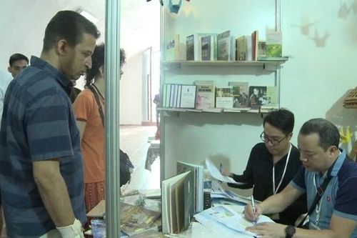 Gian hàng Việt Nam tại Hội chợ Sách quốc tế ở Cuba thu hút nhiều độc giả
