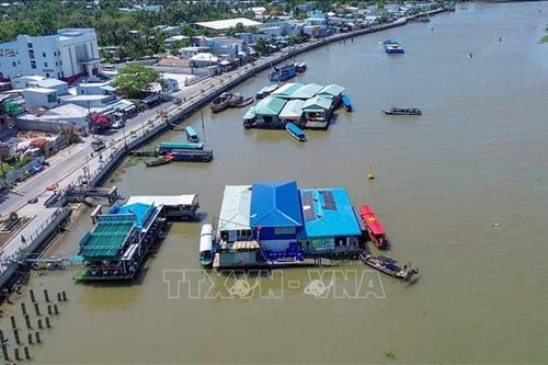 Đình chỉ hoạt động bè xảy ra sự cố làm du khách rơi xuống sông ở Chợ nổi Cái Răng