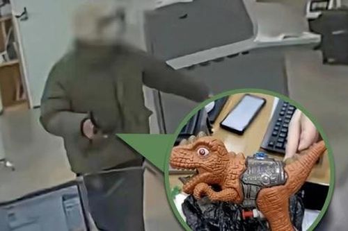 Vụ cướp kỳ lạ: Người đàn ông mang súng 'khủng long' cướp ngân hàng