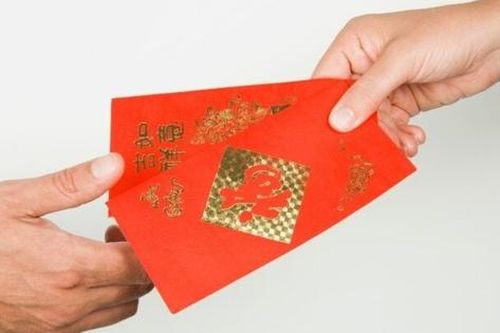 Bị cha lấy tiền lì xì, con trai lập tức gọi điện báo cảnh sát