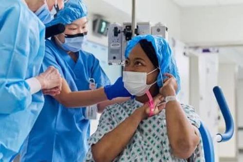 Người phụ nữ được ghép thận lợn đã sống sót trong thời gian kỷ lục và hiện có thể đi mua sắm