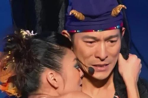 Lưu Đức Hoa không thể giấu được nữa, ngoài người vợ kín tiếng, mối quan hệ của anh và Lại Văn Huệ bị vạch trần, họ đã công khai mọi thứ trừ giấy đăng ký kết hôn?