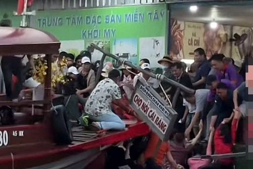 Hình ảnh du khách rơi xuống sông ở chợ nổi Cái Răng