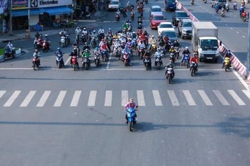 Vượt đèn đỏ để nhường đường cho xe ưu tiên có bị xử phạt không?