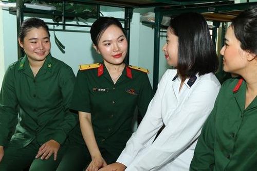 'Bóng hồng' ngày đầu trong quân ngũ