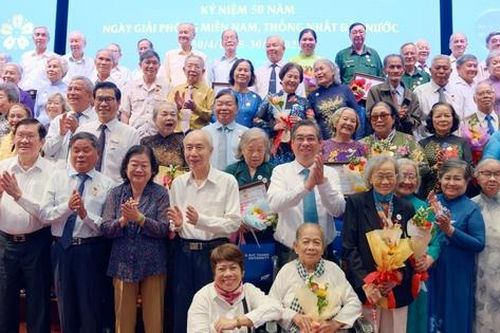 Họp mặt hơn 800 cựu tù chính trị và tù binh: 'Còn có thể nhìn thấy nhau khỏe mạnh là hạnh phúc rồi!'