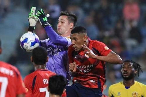 Mất điểm 'điên rồ', CAHN rời xa ngôi vương