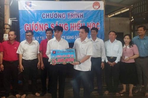 Trao học bổng gương sáng hiếu học cho sinh viên Huỳnh Đăng Khoa