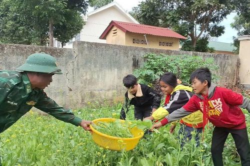 Rau xanh biên phòng nâng bước học sinh đến trường