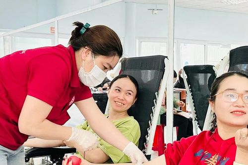 'Giọt hồng blouse trắng': Chung tay vì người bệnh
