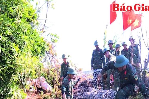 Bộ đội dẫn nước tưới mát ruộng đồng