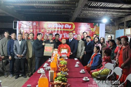 Đoàn công tác của tỉnh thăm, chúc thọ các cụ 100 tuổi tại huyện Chi Lăng