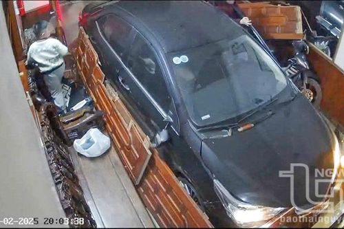 Điều tra vụ ô tô lao vào nhà dân